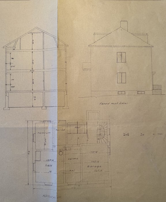 Arkitektoniska ritningar av ett hus: fasadvyer, sektioner och planlösning på beige papper.