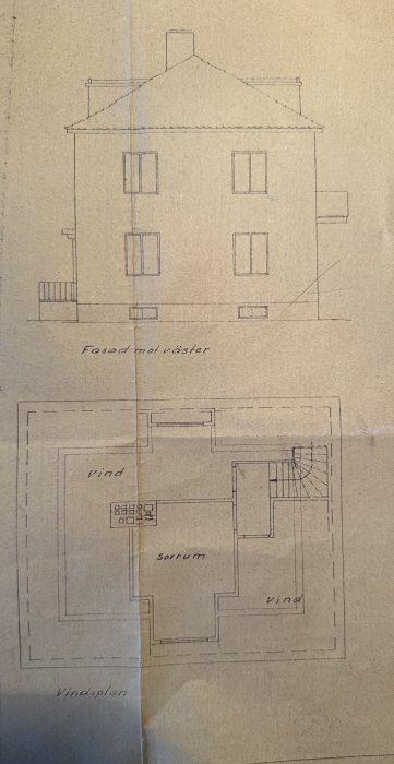 En handritad bild visar husets fasadmotväster och vindsplanritning med rum.