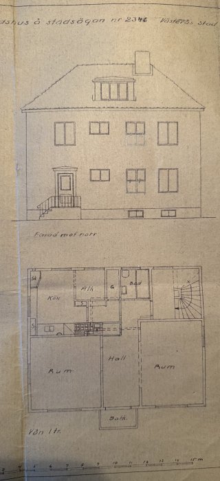 Gammal arkitektritning, husfasad och planlösning, handritad, skala-markörer, daterad till Västerås stad.