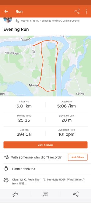 Skärmbild av löpningsaktivitet: 5,01 km avstånd, 25:35 min, 394 kalorier brända, och väderinformation med.