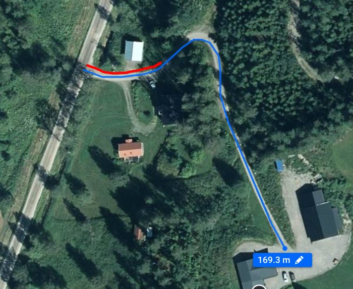 Luftbild med markeringar, visar mätning av avstånd, hus, vägar, träd och grönområden.