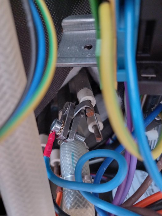 Oorganiserad samling av kablar och elektriska komponenter, möjlig säkerhetsrisk, behov av ordentlig kabelhantering.
