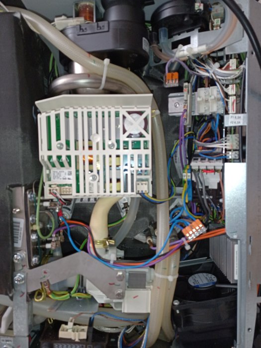 Inre delar av en server eller dator, med kylflänsar, kablar och elektroniska komponenter.