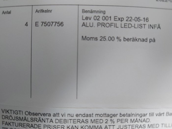 Del av dokument, visar artikelinformation, antal, moms, viktig information om betalning och dröjsmålsränta.