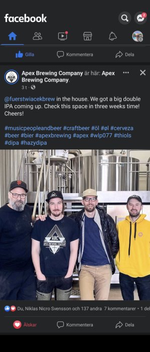 Fyra män framför ölbryggeriutrustning; Facebook-inlägg om kommande dubbel IPA från Apex Brewing Company.