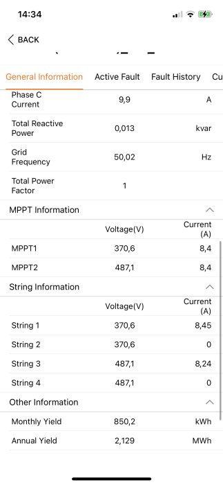 Skärmdump av en övervakningsapp för solenergianläggning som visar aktuell prestandadata som ström, spänning och energiproduktion.