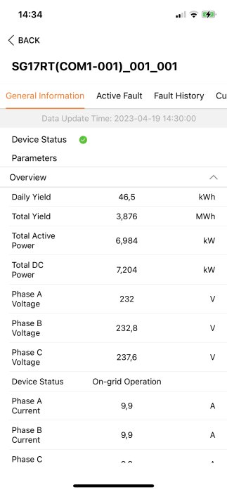 Skärmavbild av mobilapp för övervakning av energianläggning, visar daglig och total produktion, spänning och ström.