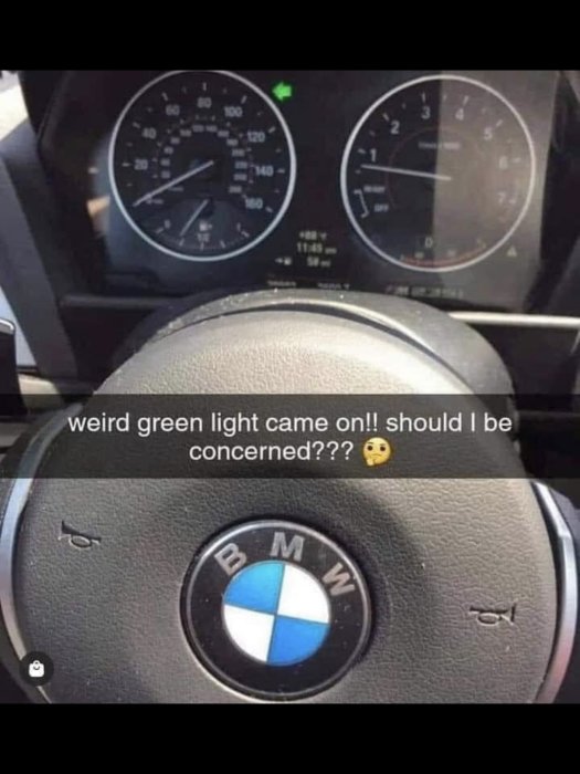 BMW-bilinstrumentbräda med aktiverad blinkers, text som uttrycker förvirring över grönt ljus.