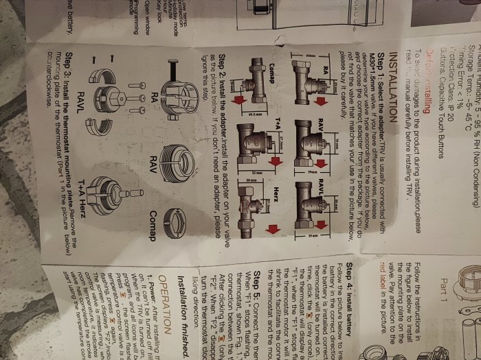 Instruktionsblad för installation, svartvit, innehåller diagram och text, ligger på ett golv.