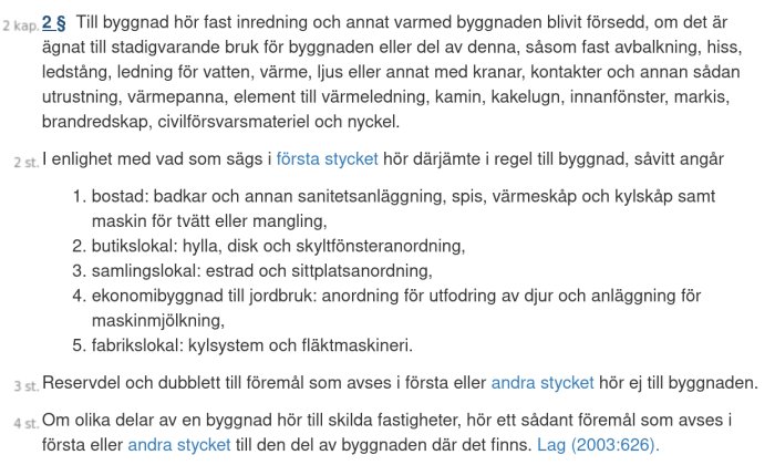 Svensk juridisk text om fasta inventarier som hör till byggnad, inklusive specifikation för olika lokaltyper.