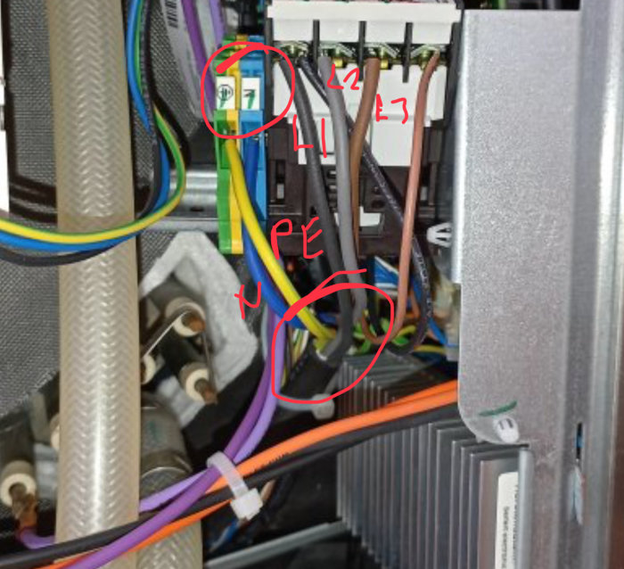 Elektrisk kabelanslutning, markerad, otydlig installation, säkerhetsrisk potentiellt, systempanel interiör, kablar, komponenter.
