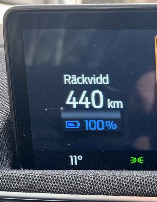 Fordonets display visar körsträcka 440 km, batteri laddat 100%, utomhustemperatur 11 grader Celsius.