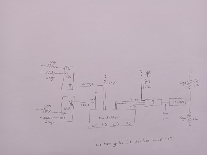 Handritad skiss av ett elektriskt kretsdiagram med text och symboler på vitt papper.
