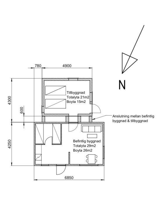 Arkitektonisk ritning, husplan, befintligt och tillbyggt område med måttangivelser och totalytor. Nordpil inkluderad.