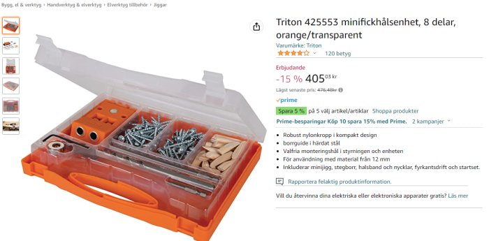 Plastlåda med fack innehållande skruvar, träpluggar och orangea plastkomponenter, webbsida med produktinformation och pris.