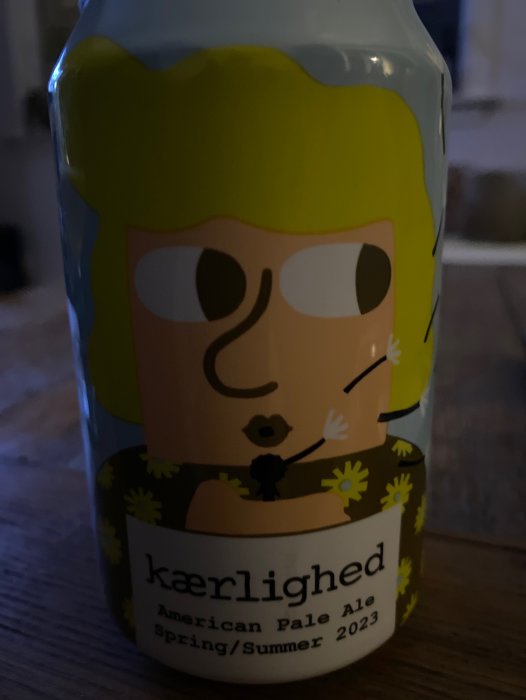 Ölburk med konstnärlig etikett, närbild, abstrakt ansikte, blommor, "American Pale Ale," "Vår/Sommar 2023."