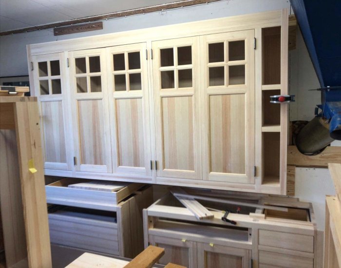 Obehandlade träskåp och lådor i ett snickeri eller verkstad.