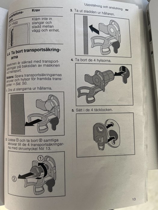 Instruktioner i gråskala för demontering av transportsäkringar med skruvar och hylsor samt installation av täcklock.