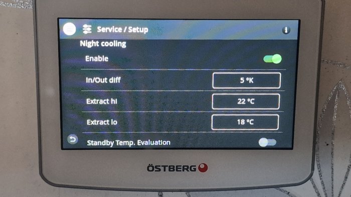 Digital skärm som visar inställningar för ventilation, temperatur, nattkylning aktiverad.