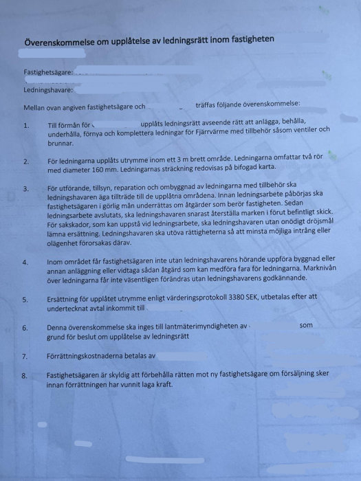 Dokument om upplåtelse av ledningsrätt inom fastighet, innehåller villkor och avtal, text på svenska, delvis maskerad.