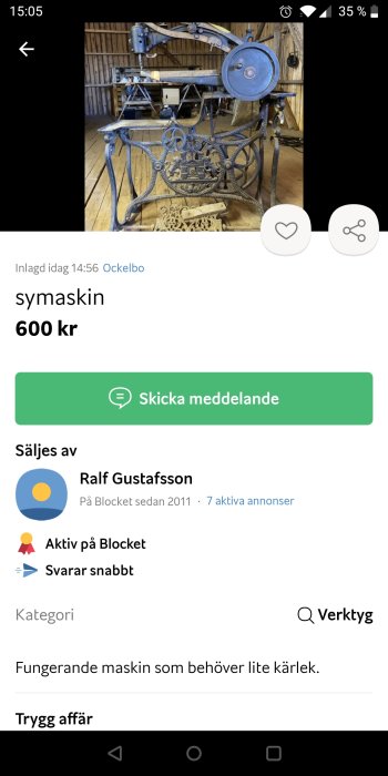 Gammal symaskin säljes, metallram, trampdriven, behöver troligtvis underhåll, mot en trävägg.