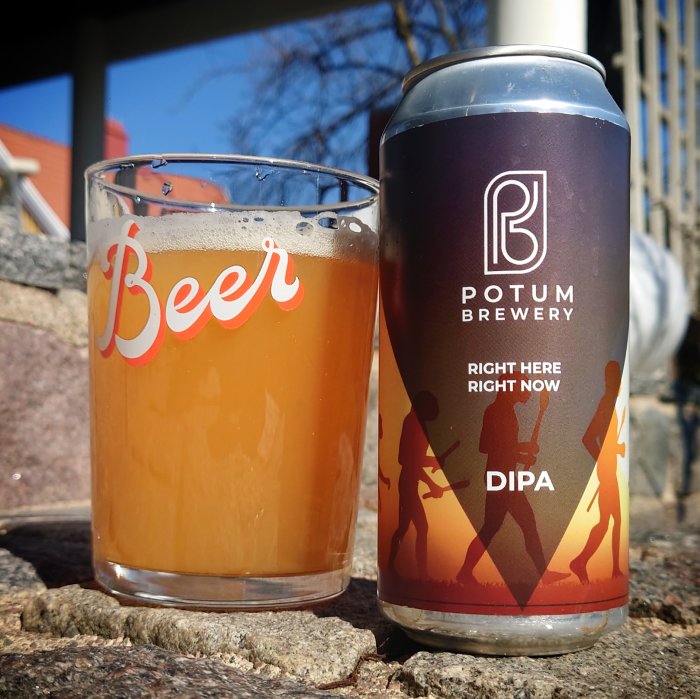 Ölglas bredvid burk från Potum Brewery, DIPA, soligt, utomhus, skum, "Beer" på glas, musiktema på burk.
