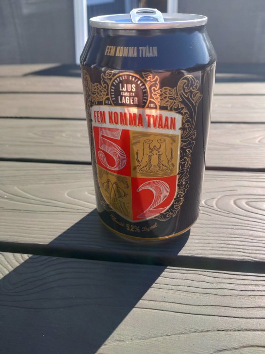 Ölburk på träyta, soligt, "Fem Komma Tvaan", lager, 5,2% alkohol, konstnärlig design.