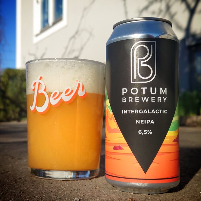 Ett ölglas fyllt med öl och en ölburk från Potum Brewery med namnet "Intergalactic NEIPA" på.