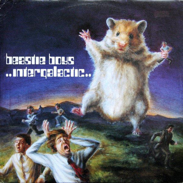 Stort hamster framför flyende människor, "beastie boys...intergalactic...", komiskt, skivomslag, mörk himmel i bakgrunden.