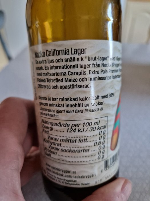 Etikett på en Nacka California Lager-ölflaska med näringsvärde och beskrivning av ölen.