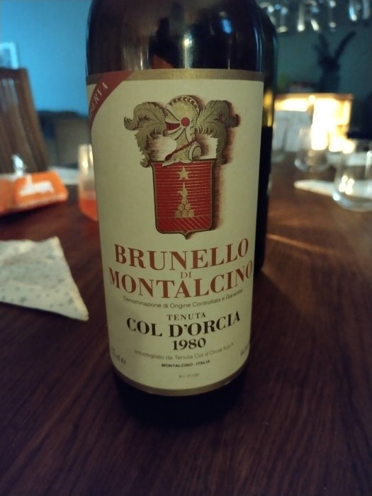 Flaska Brunello di Montalcino vin, Tenuta Col d'Orcia, årgång 1980, italienskt, rött, kontrollerad ursprungsbeteckning.