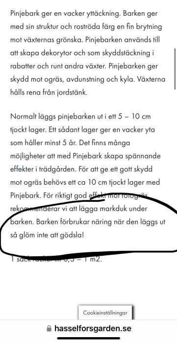 Svensk text om användning och fördelar med pinjebark i trädgården; rekommendationer för läggning och gödsling.