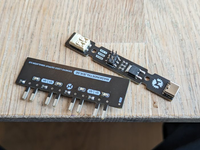 En trasig USB-enhet delad i två delar på ett träbord.
