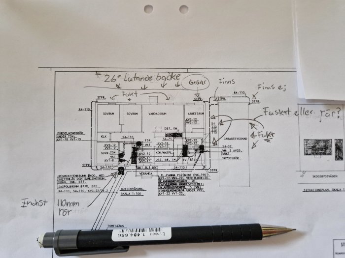 Arkitektonisk ritning av hus, anteckningar, penna, delvis skuggade områden, detaljerade rumsspecifikationer, skala, teknisk dokumentation.
