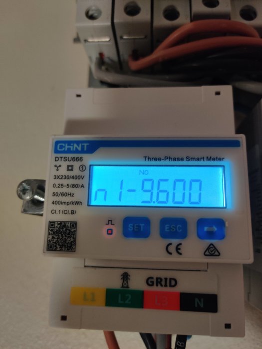 En trefas smart elmätare från Chint visar en sifferskärm och LED statusindikatorer för L1, L2, och L3.