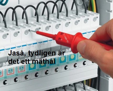 Hand håller rött mätverktyg mot elektrisk säkringsdosa med flera säkringsbrytare, installation eller underhållsarbete.