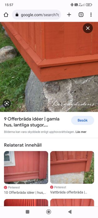 Röd trävägg av hus, gräs, sten, skärmdump av Google-sökresultat med vattenstämpel "Derazgårdens".