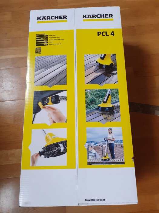 Kärcher PCL 4 rengöringsmaskinens förpackning med bilder som visar användning och funktioner. "Assembled in Poland" längst ner.