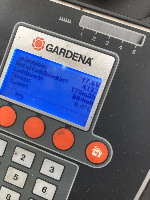 GARDENA kontrollpanel för bevattningssystem visar spänning, laddningar, ström och temperatur på en LCD-skärm.