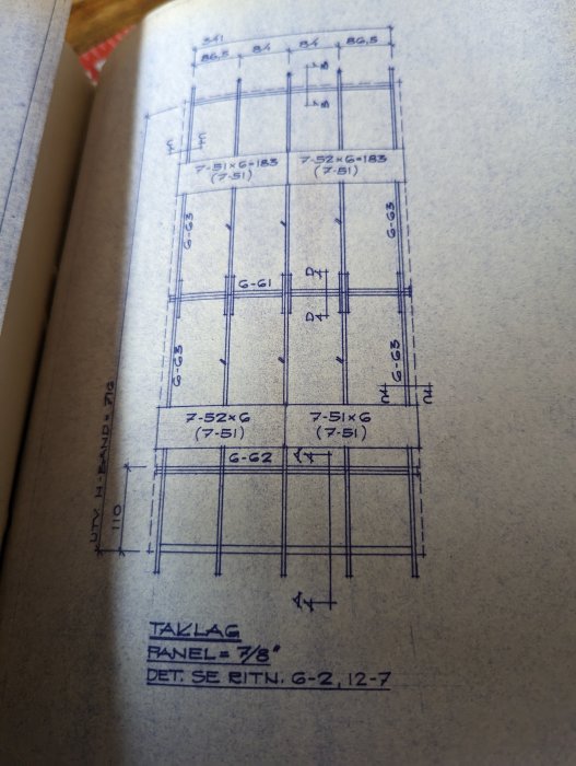 Arkitektonisk ritning eller byggnadsplan, troligtvis takkonstruktion, med mått och specifikationer, blåtryck.