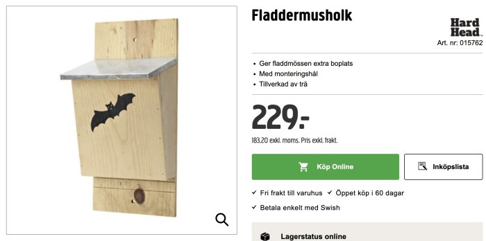 Träkonstruktion för fladdermöss, tak av metall, monteringshål, utsmyckad med fladdermusfigur; kostar 229 svenska kronor.