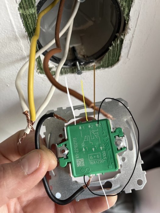 Installation av vägguttag, exponerade elektriska kablar, skruvmejsel, osäker, öppen kabeldosa, hemmareparation.