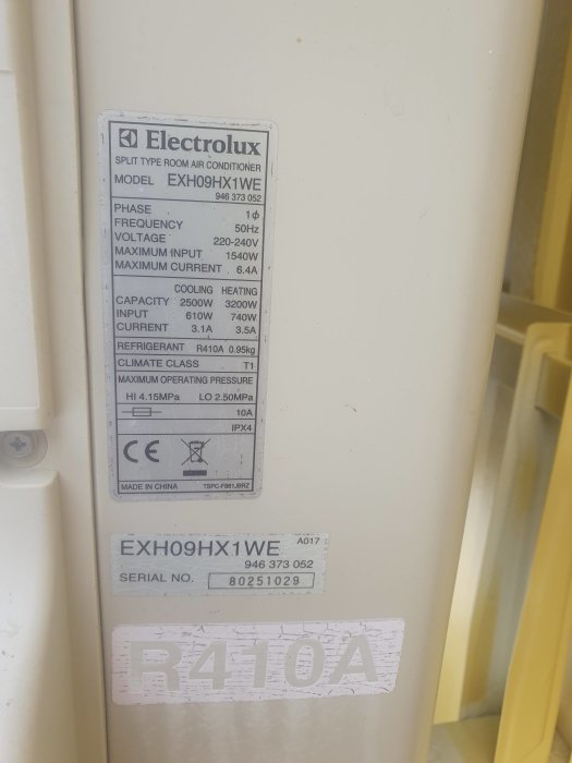 Etikett på Electrolux split-typ luftkonditionering med teknisk information som modell, kapacitet och kylmedel (R410A).