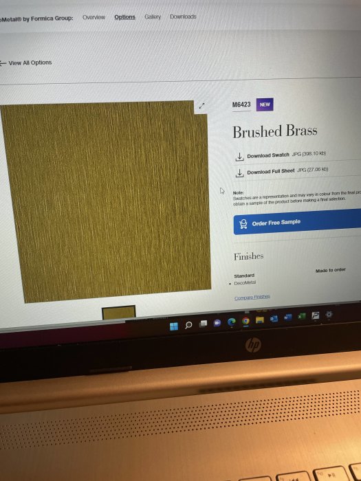 Skärm med webbsida visar 'Brushed Brass', möjligt prov beställning, ny produkt.