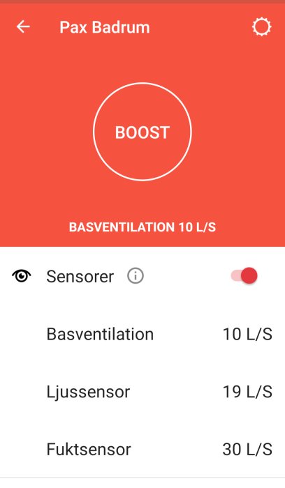 App-skärm för ventilation, 'Boost'-knapp, sensorer för basventilation, ljus och fukt.