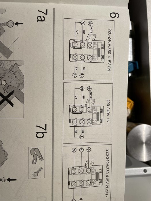 Instruktionsdiagram över elektriska anslutningar för olika spänningar med färgkodning och kontaktmärkning.