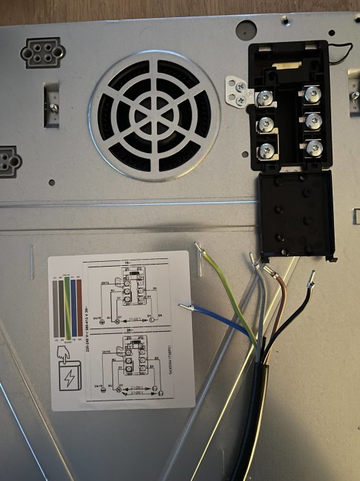 Elektriska kabelanslutningar öppnas på vägg, schematisk etikett, installation under arbete.