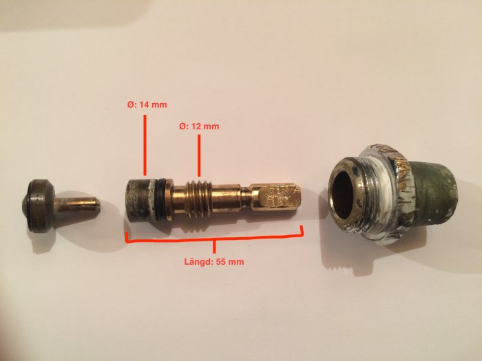 Demonterad kran med mätmarkeringar: längd 55mm, diametrar 14 och 12mm.