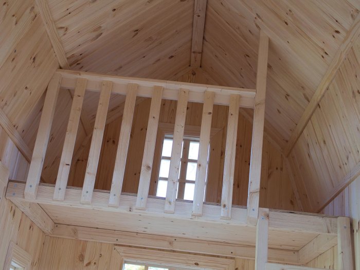 Träinredning, loft, räcke, fönster, ljus, takkonstruktion, arkitektur, mysigt, stuga, skandinavisk design.