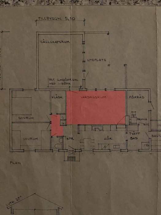 Arkitektritning av ett hus; planritning med markerat vardagsrum. Utrymmen detaljerat benämnda. Handritat perspektiv i botten.